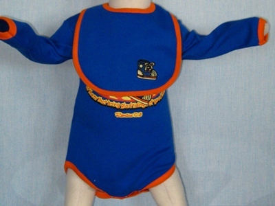 Body ML + Babero Zapatilla - Azul y Naranja - Imagen 2